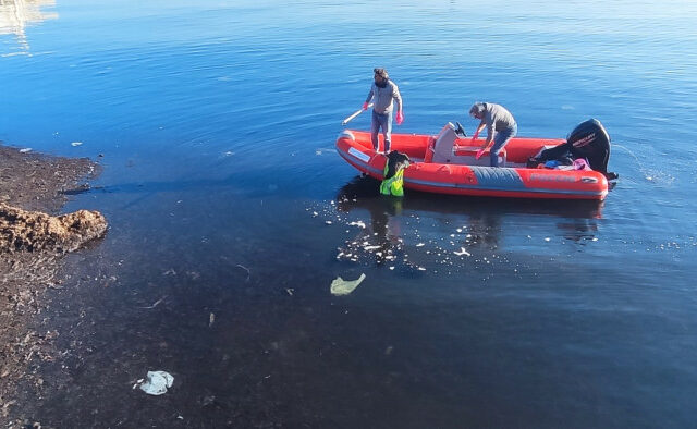 Troppi rifiuti sul lungomare, il Circolo Canottieri Barion organizza la pulizia