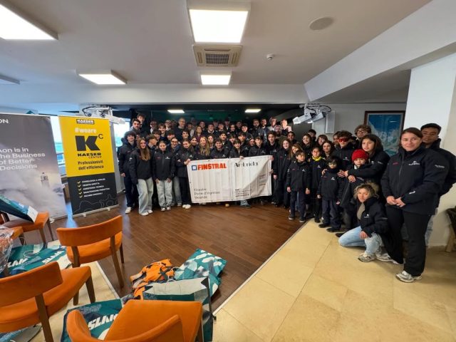 Gli atleti delle squadre agonistiche del Barion ricevono i giubbotti dai nostri sponsor